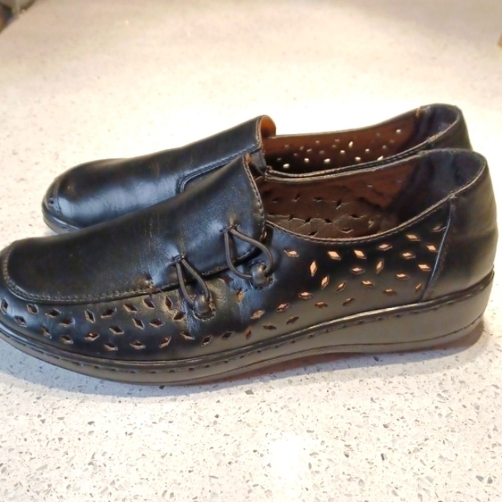 Alia Women's Black Leather Vented Loafer Sz 8